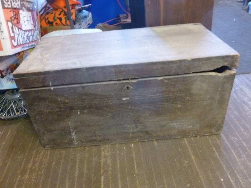 lot 15 image: Vintage Carpenters Box