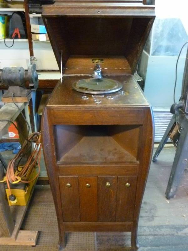 lot 17 image: Vintage Phonograph