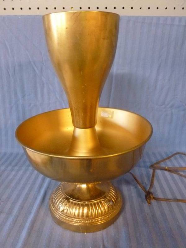 lot 21 image: Vintage Lamp