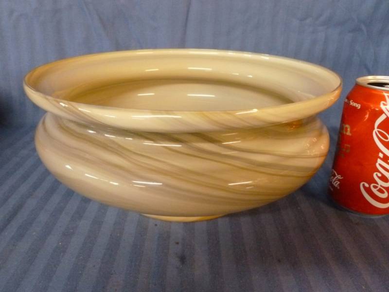 lot 28 image: Art Glass