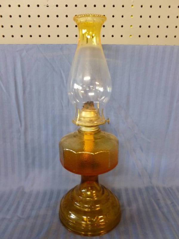 lot 32 image: Vintage Oil Lamp