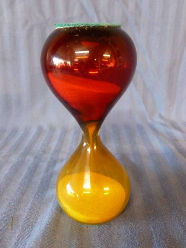 lot 38 image: Vintage Hour Glass