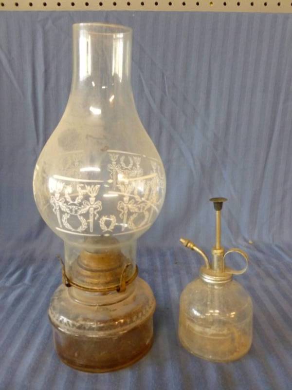 lot 116 image: Vintage Oil Lamp
