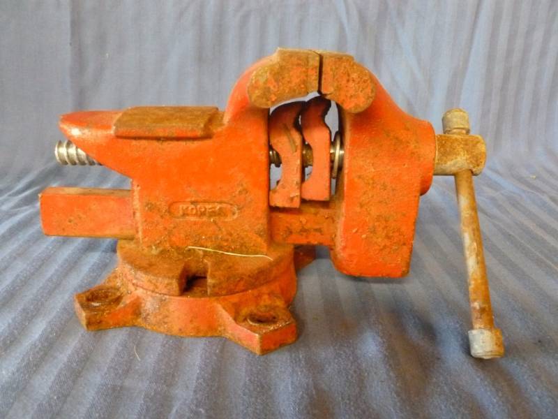 lot 136 image: Bench Vise