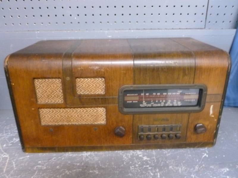 lot 185 image: Vintage Tube Radio