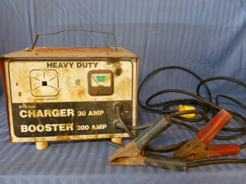 lot 202 image: Battery Charger