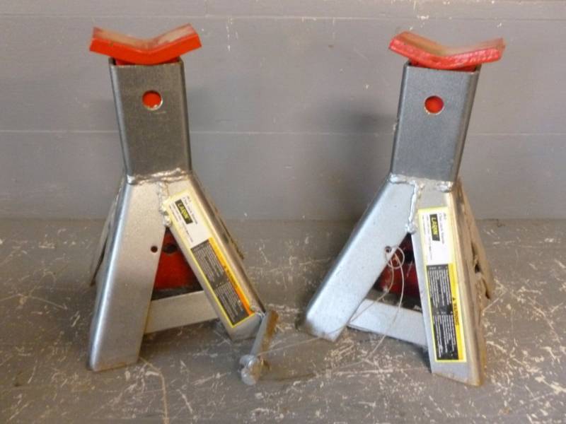 lot 212 image: Jack Stands