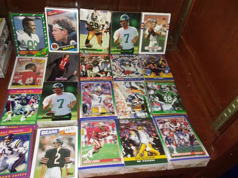 lot 16 image: Repacks and 5 Single Cards (15) approx. 660 cards, NFL Football