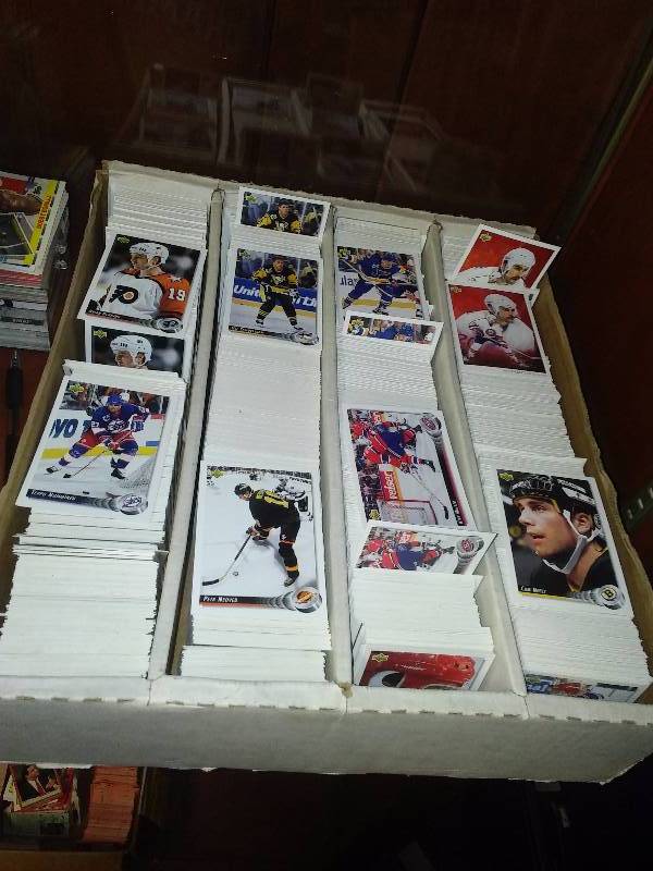 lot 25 image: NHL Hockey 2600 Cards, 1992 and 93 Upper Deck