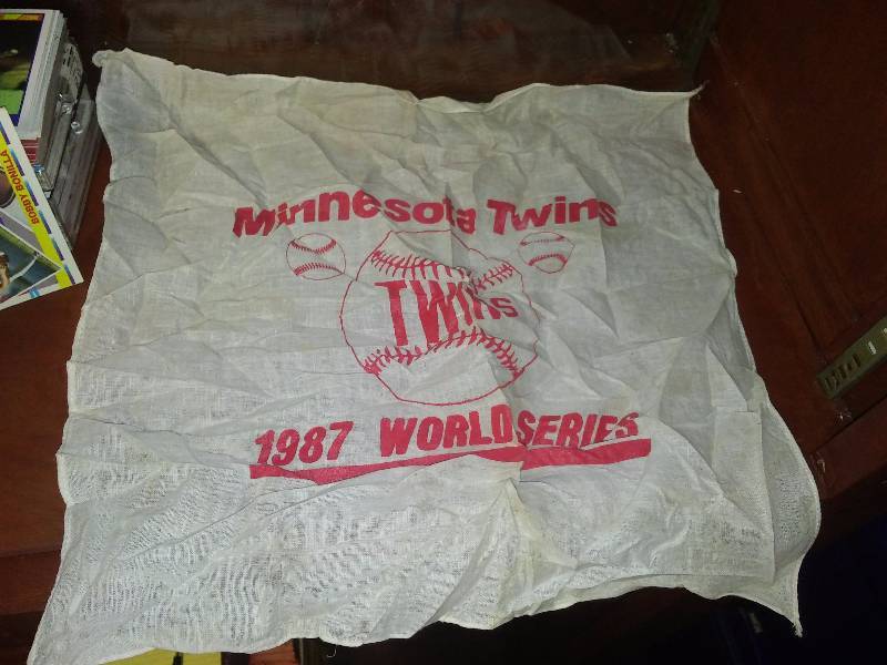 lot 28 image: 1987 World Series Minnesota Twins Homer Hanky- RARE, this is not the Tribune Hanky