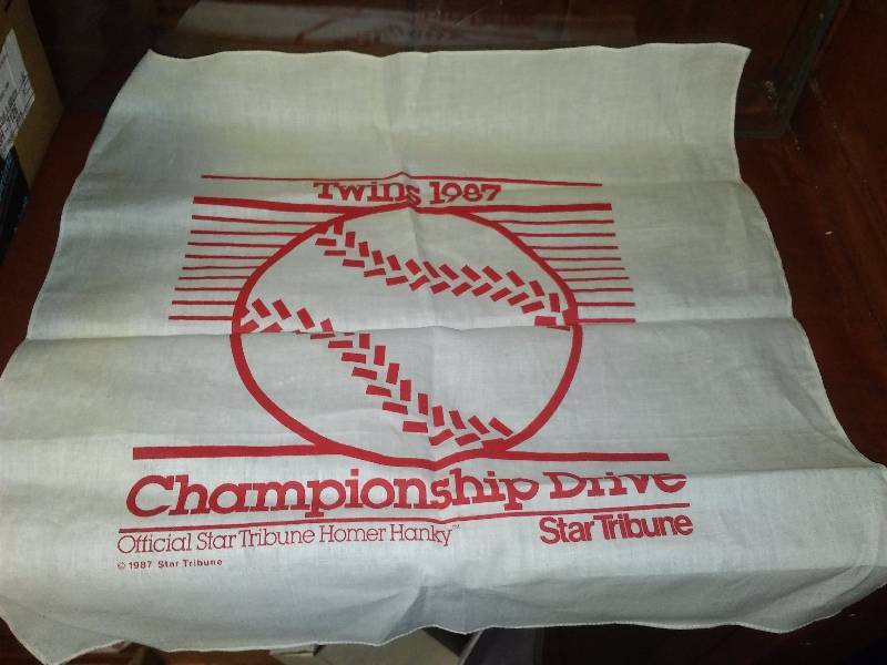 lot 54 image: 1987 Minnesota Twins Homer Hanky,