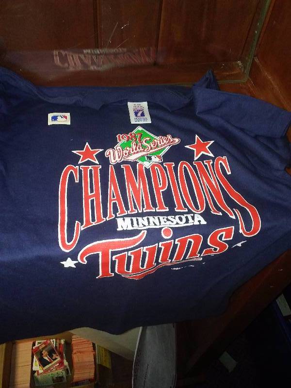 lot 56 image: 1987 Minnesota Twins World Series Champions T-shirt, Medium,