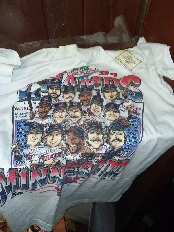 lot 57 image: 1991 Minnesota Twins World series, Large T-shirt,