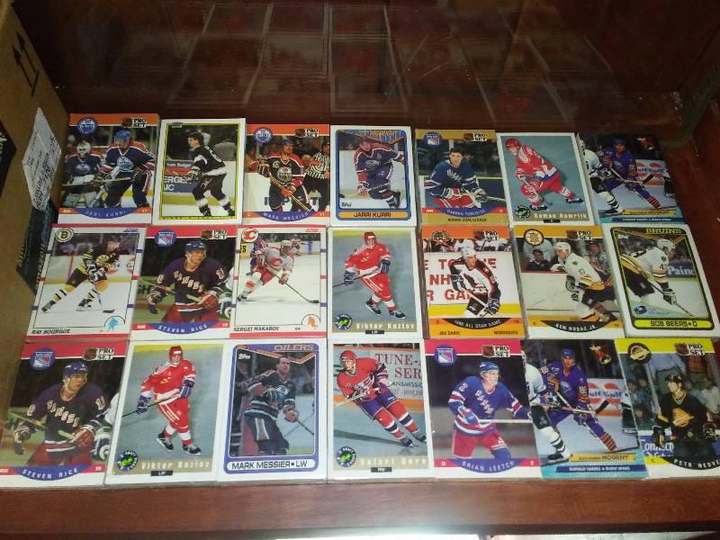 lot 75 image: NHL Hockey Cards Repacks approx. 950 cards,