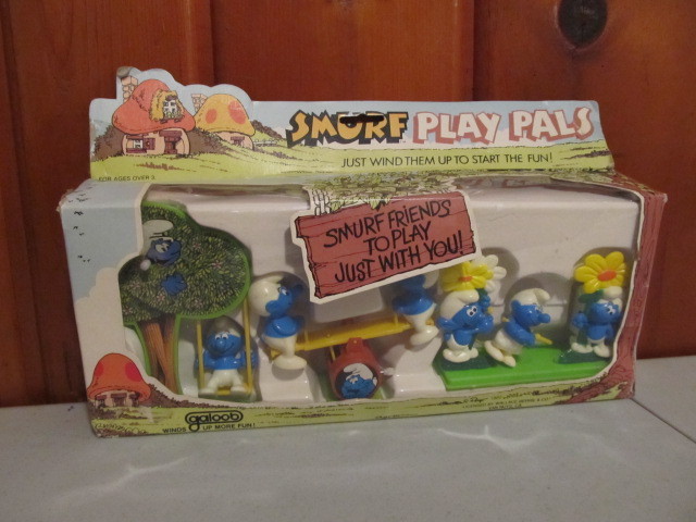 lot 19 image: Vintage NEW IN PACKAGE Smurf Play Pals Toys