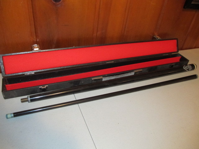 lot 26 image: Vintage Pool Cue wCase