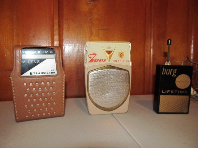 lot 28 image: 3 Vintage Transistor Radios