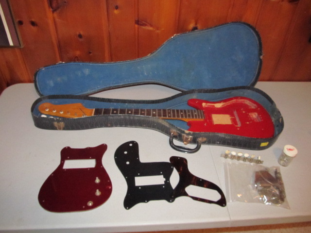 lot 32 image: Vintage Electric Guitar wCase (AS IS)