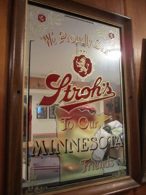 lot 46 image: Vintage Strohs MINNESOTA Beer Mirror
