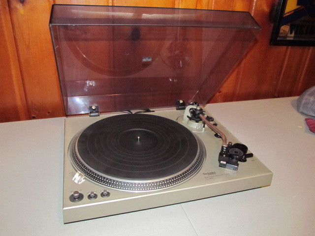 lot 52 image: TECHNICS SL-1600 Turntable