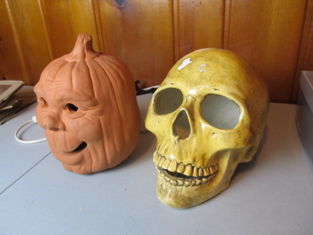 lot 88 image: Ceramic Halloween Pumpkin & Skull