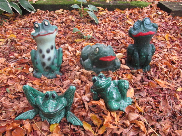 lot 90 image: Lot of YardGarden Frog Statues