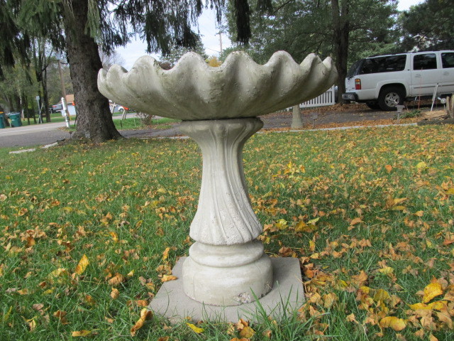 lot 100 image: CEMENT Outdoor Birdbath