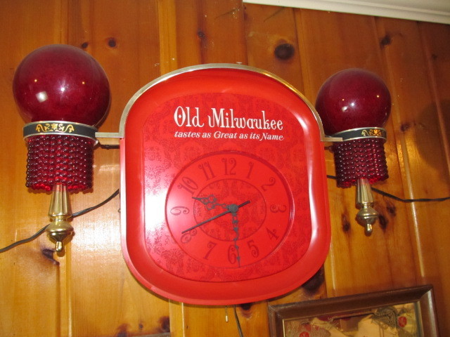 lot 27 image: Complete Vintage OLD MILWAUKEE Lighted Beer Clock