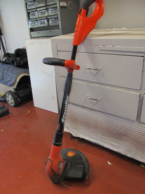 lot 122 image: Working GRASSHOG Weed Wacker 