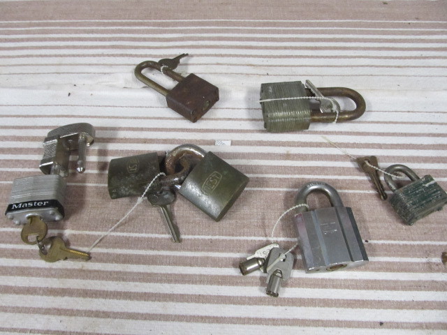 lot 124 image: Group of Locks wKeys