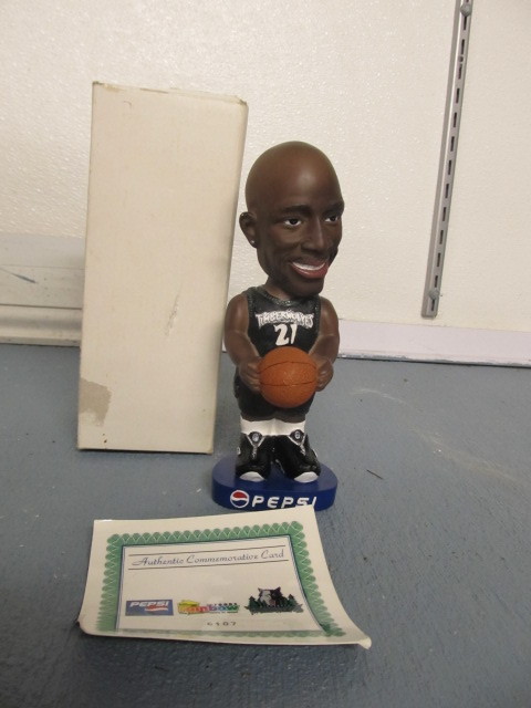 lot 142 image: Kevin Garnett Bobblehead wBox