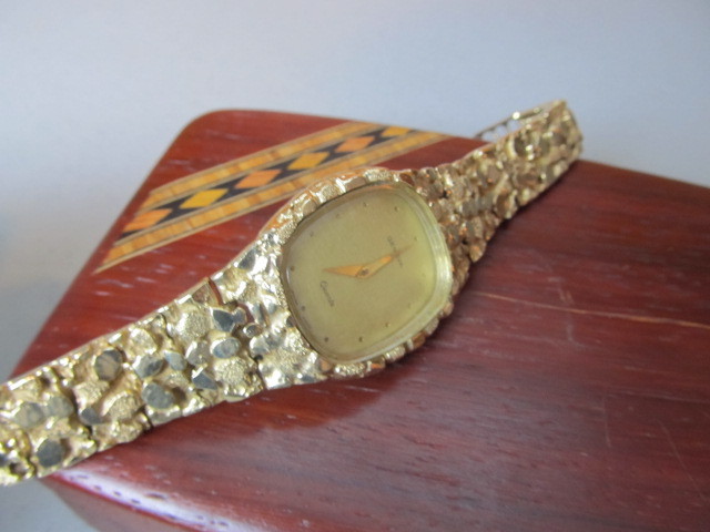 lot 101 image: Vintage 14K GOLD Swiss Made Geneva Mens Watch 