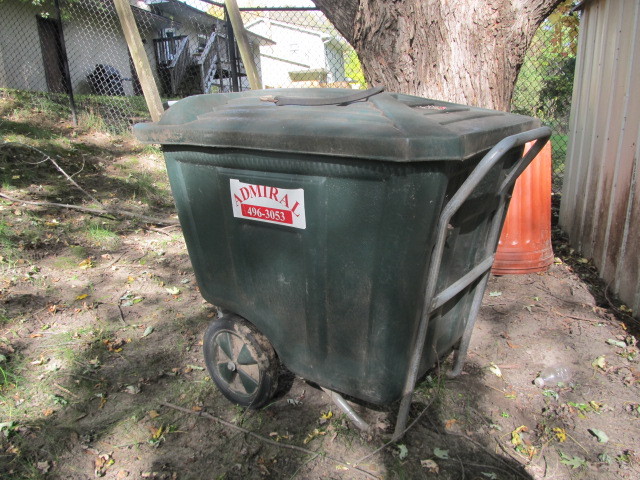 lot 150 image: Large Rolling Yard Cart