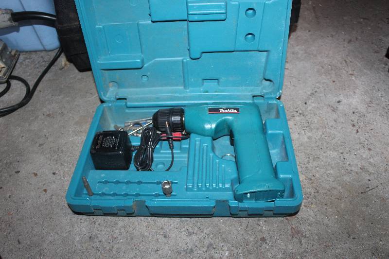 lot 324 image: Makita 4.8V Cordless Drill w Case