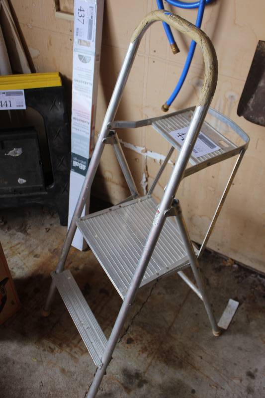 lot 440 image: 3-Tier Utility Stand