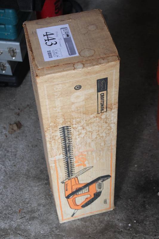 lot 443 image: Craftsman 18in. Double-edge Hedge Trimmer