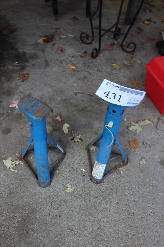 lot 431 image: Lot of (2) Floor Jack Stands