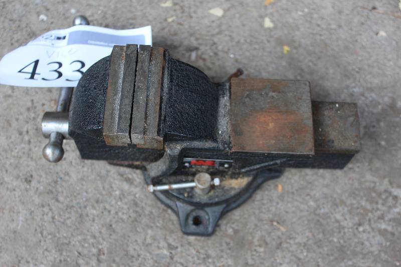 lot 433 image: MIT 3in. Heavy Duty Bench Vise