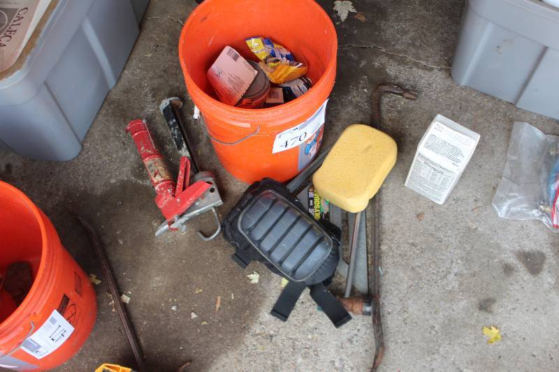 lot 470 image: Crow Bar, Caulk Gun, Hammer, Knee Pads