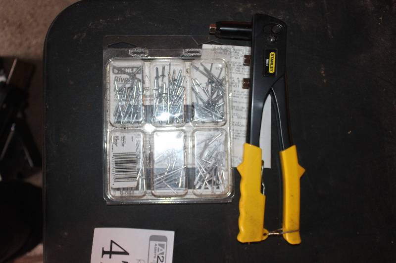 lot 478 image: Stanley MR33 Rivet Gun w Case, Rivets