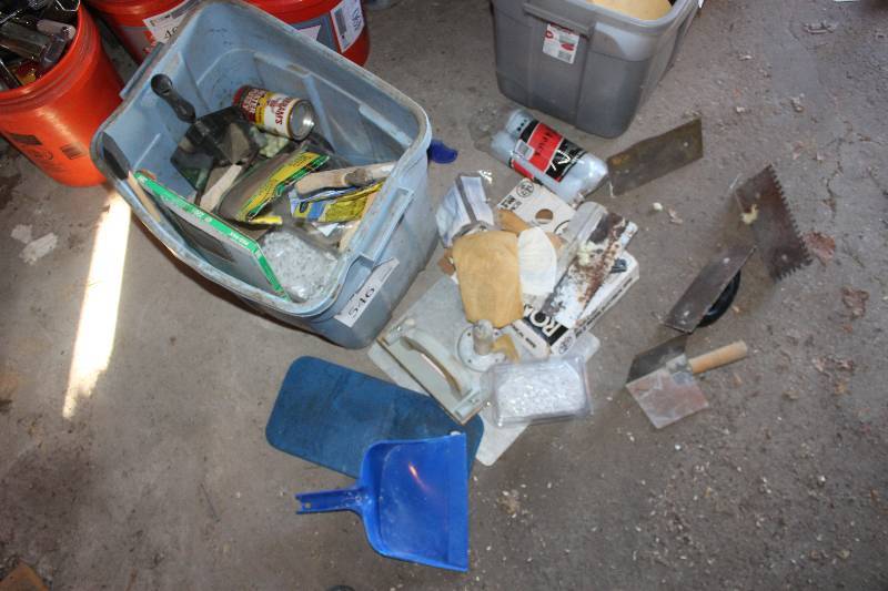 lot 546 image: Bin Lot of Painting, Grouting Tools, Supplies