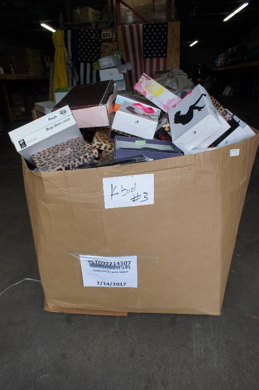 1 MASSIVE PALLET  LOT OF - NEW SHOES YOU GET EVERYTHING ON THE PALLET TONS OF MONEY TO BE MADE