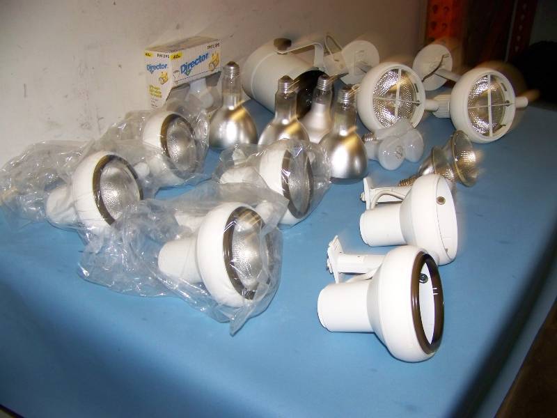 lot 115 image: Miscellaneous Lighting Lot with Fixtures and Bulbs