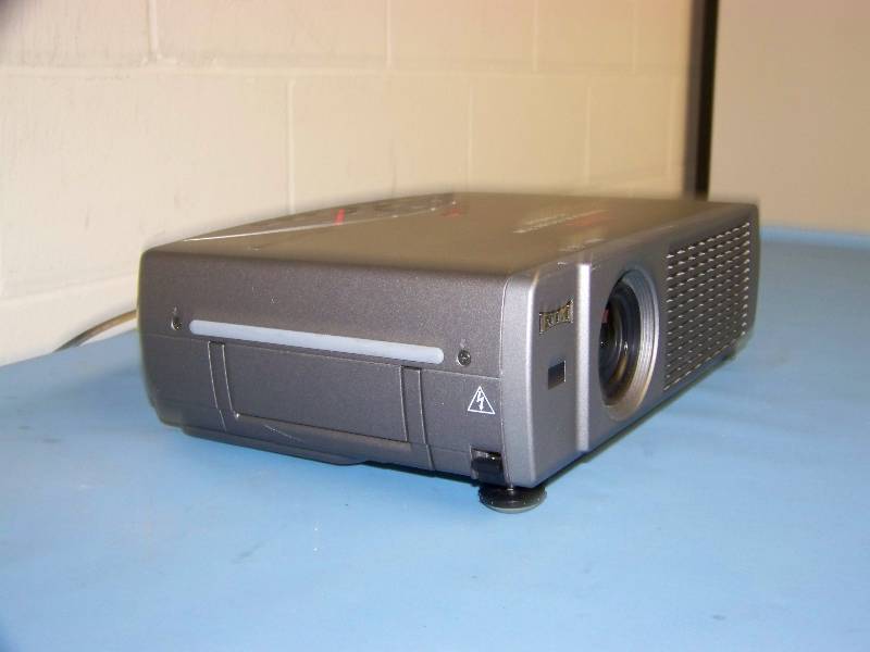 lot 32 image: EIKI, LC-XNB4M, LCD Projector