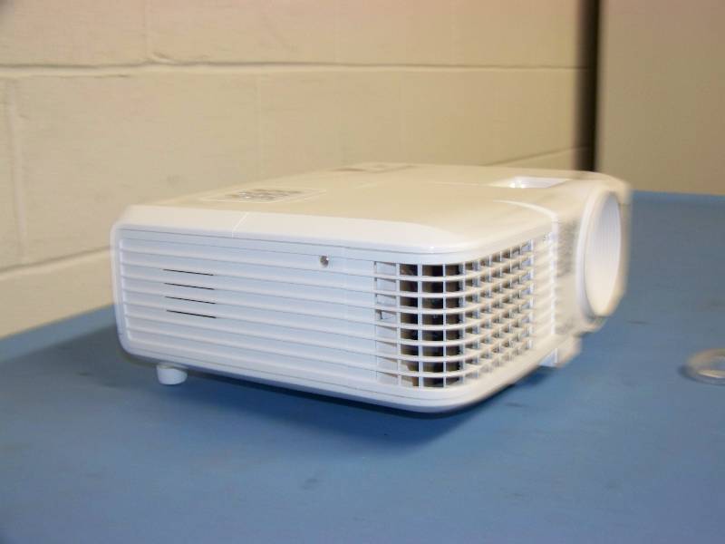 lot 26 image: Mitsubishi, EX240U, DLP Projector with HDMI Input