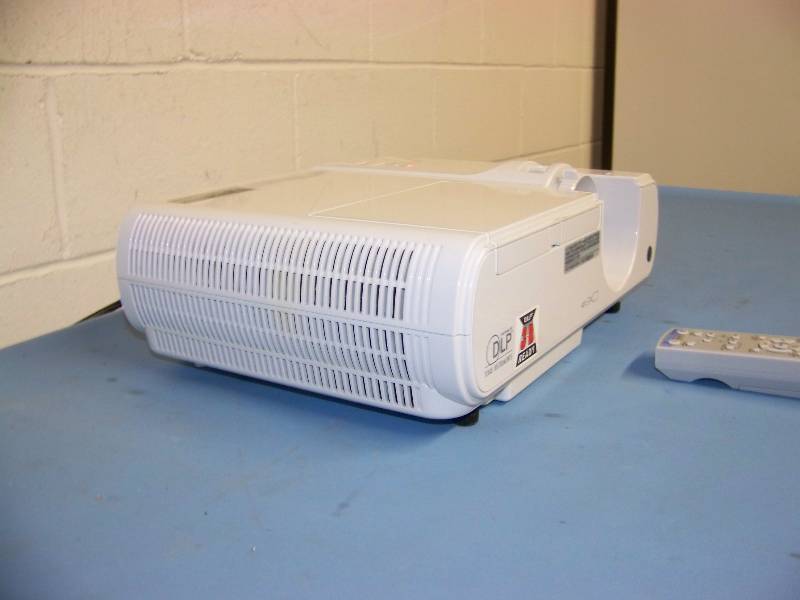 lot 31 image: Mitsubishi, XD221U, DLP Projector with Remote Control