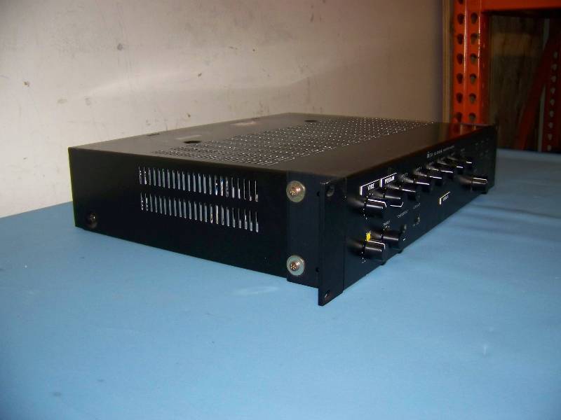 lot 76 image: TOA, 900 Series II, 8 Channel Mixer  Power Amplifier  Amp with (2) Rear Modules