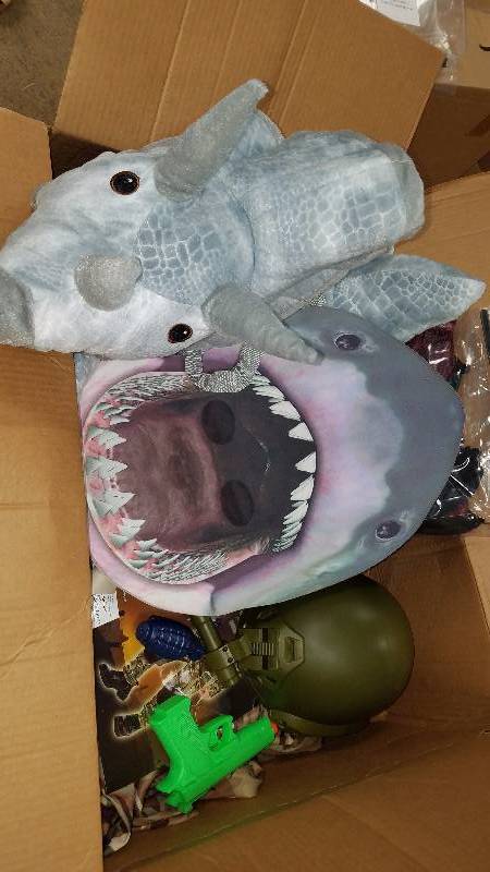Assorted Halloween Items Customs, Decorations, Makeup, Party Items, Pumping Carving Kits and more A LOT NEW UNITS
