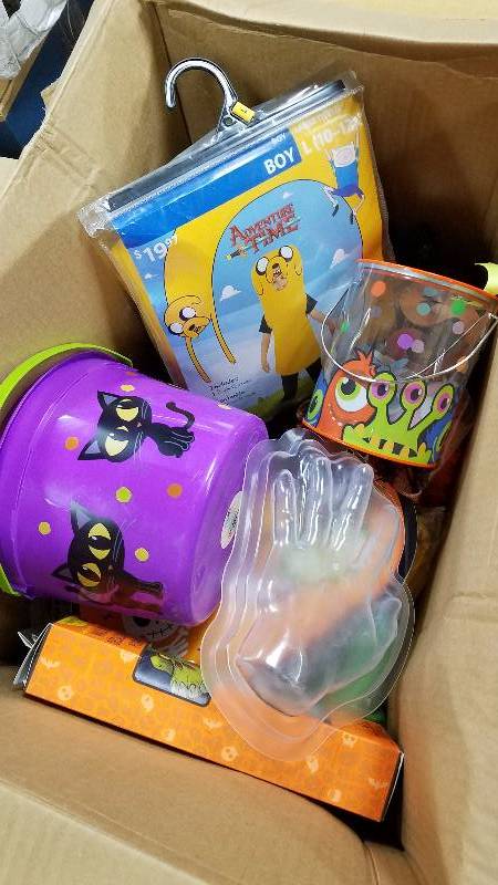 Assorted Halloween Items Customs, Decorations, Makeup, Party Items, Pumping Carving Kits and more A LOT NEW UNITS