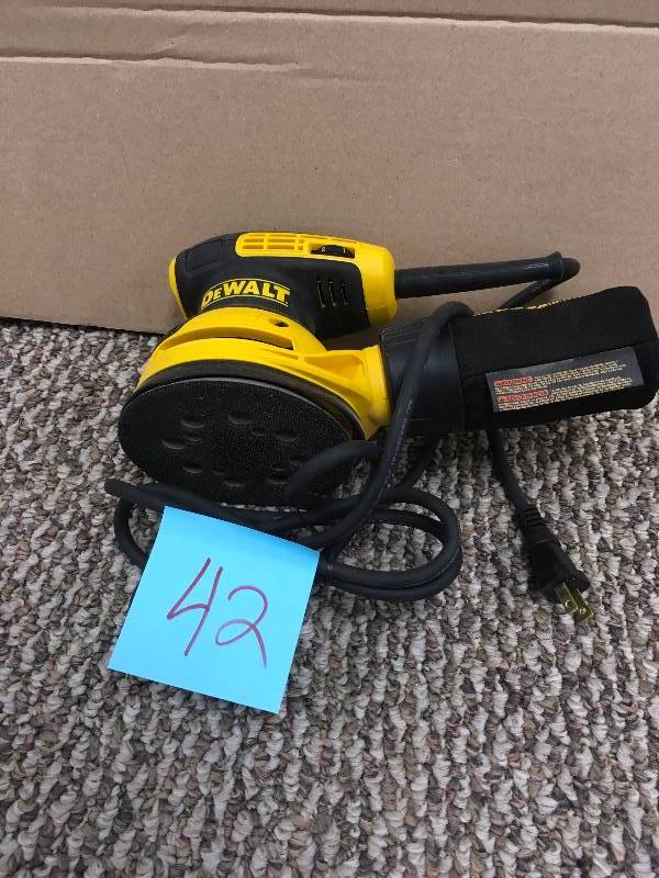 lot 42 image: Dewalt Finish Sander,Hook and Loop,2.9 lb. Model DWE6423K used good working condition in box